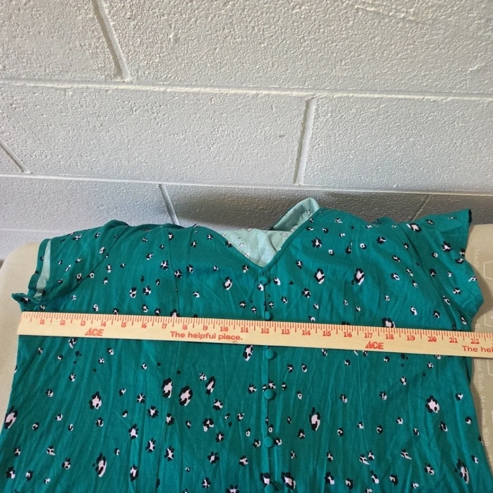 Torrid Blouse Green Animal Print Size 2 (18-20) NWT - Picture 7 of 9